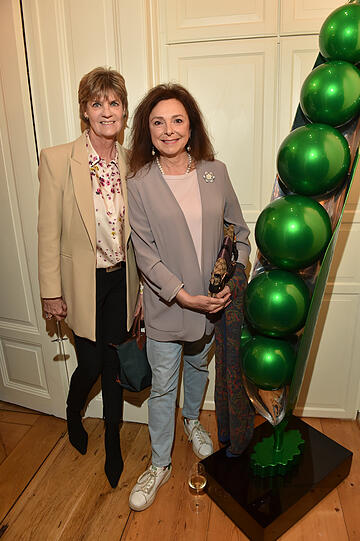 Petra Reinbold, Uschi Dämmrich von Luttitz und die Riesen-Bohne. Die Kunstwerke zum Thema "Alice im Wunderland" begeistern alle Gäste.