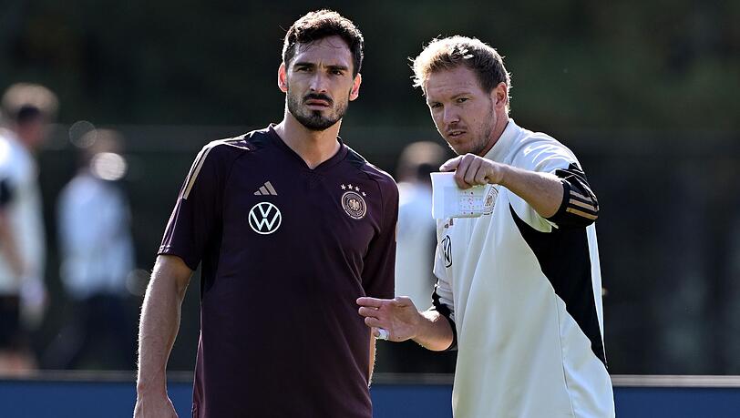 Bundestrainer Julian Nagelsmann (r) uns Mats Hummels während des Trainings.