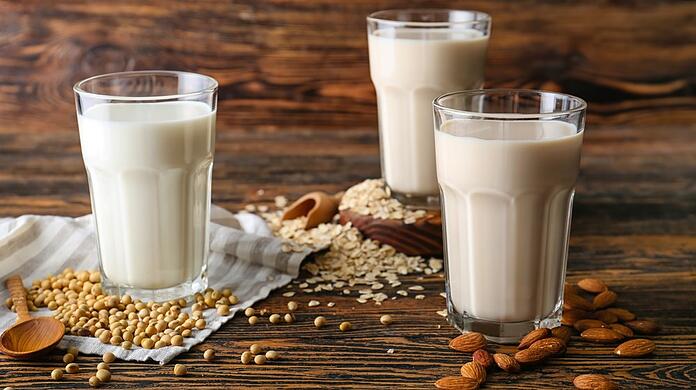 Soja-, Hafer- und Mandelmilch lassen sich ganz einfach und mit wenigen Zutaten zu Hause herstellen.