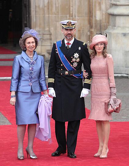 Auch die spanischen Royals haben selbstverständlich eine Einladung erhalten: Prinz Felipe mit seiner Mutter Sofia und Prinzessin Letizia.
