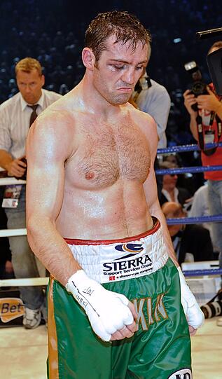 Boxweltmeister Felix Sturm (l) verteidigte erfolgreich seinen Titel gegen den irischen Herausforderer Matthew Macklin. Die Bilder vom Kampf.