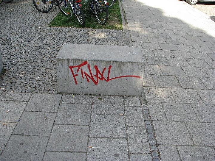 Den Schriftzug "Final" hinterließen die Sprayer vor dem Dante-Gymnasium in der Wackersberger Staße.