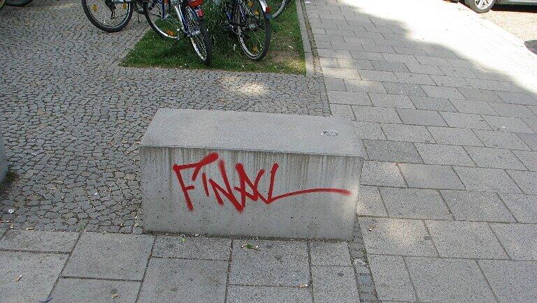 Den Schriftzug "Final" hinterließen die Sprayer vor dem Dante-Gymnasium in der Wackersberger Staße. Den Schriftzug "Final" hinterließen die Sprayer vor dem Dante-Gymnasium in der Wackersberger Staße.