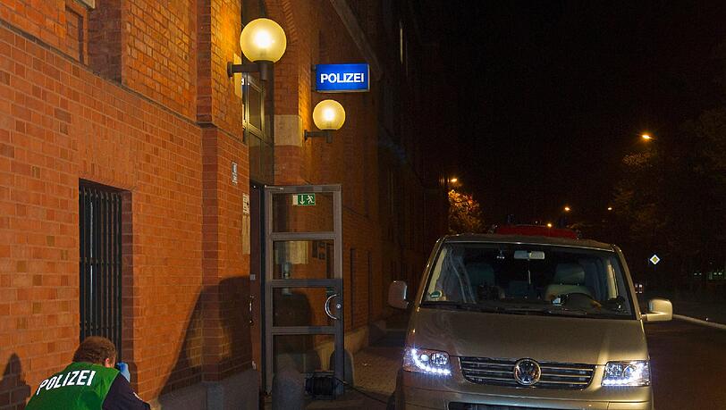 Polizisten stehen Sonntagabend in der Klein-Salvatorstrasse im Ortsteil Ringsee in Ingolstadt am Tatort, wo ein 43-jähriger Mann einen 48-Jährigen erschossen hat. Anschließend fuhr er zum Polizeipräsidium und tötete sich selbst. Polizisten stehen Sonntagabend in der Klein-Salvatorstrasse im Ortsteil Ringsee in Ingolstadt am Tatort, wo ein 43-jähriger Mann einen 48-Jährigen erschossen hat. Anschließend fuhr er zum Polizeipräsidium und tötete sich selbst.
