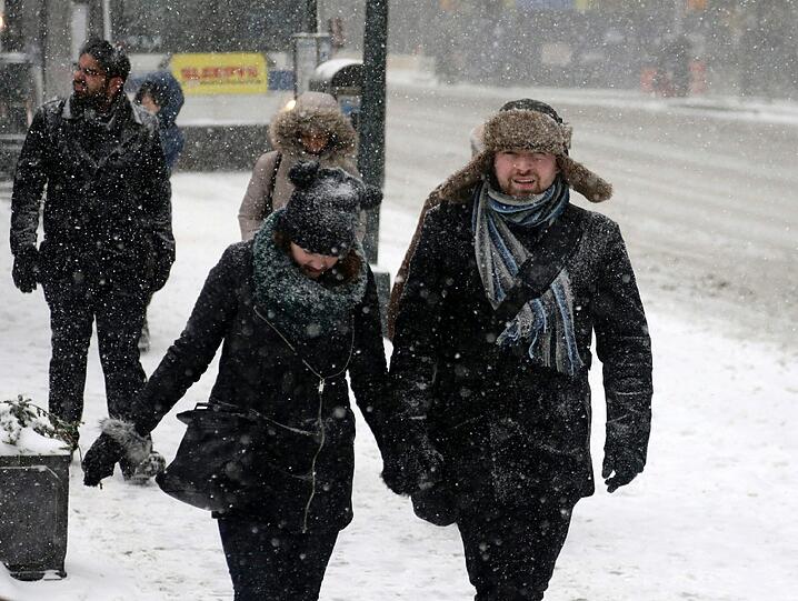 New York in der Kälte-Zange: Blizzard "Juno" hat den Big Apple voll im Griff. Die Bilder vom Schneesturm in der City.