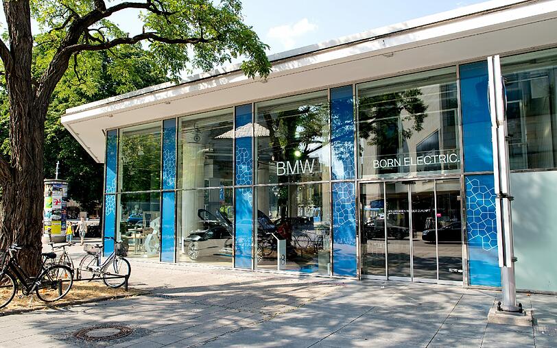 Der Showroom von BMW hinterm Stachus.