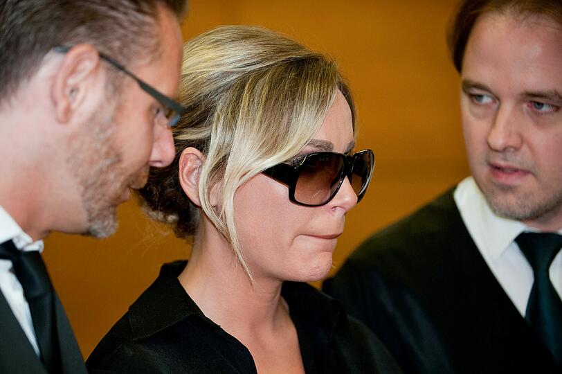 Mit Sonnenbrille kommt Model Gina-Lisa Lohfink ins Gericht in Berlin.