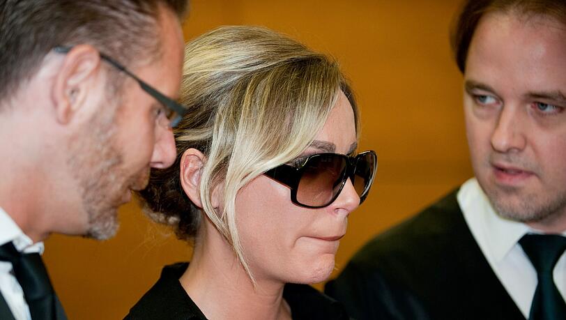 Mit Sonnenbrille kommt Model Gina-Lisa Lohfink ins Gericht in Berlin. Mit Sonnenbrille kommt Model Gina-Lisa Lohfink ins Gericht in Berlin.