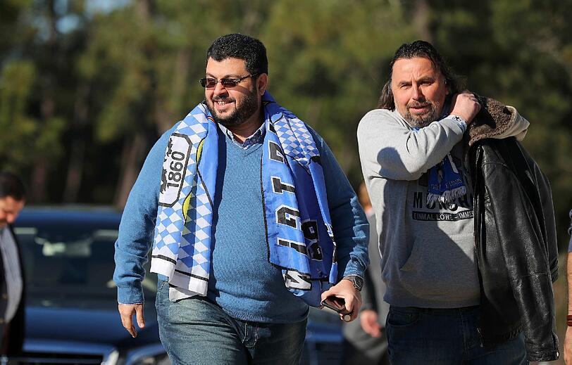Am Montagmittag kam Löwen-Investor Hasan Ismaik im Trainingslager des TSV 1860 an und sprach zuerst mit Fans und Trainer Vitor Pereira. Die Bilder vom Besuch.