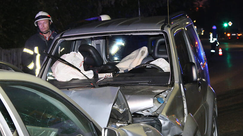 Der Mann krachte mit seinem Suzuki frontal in den VW. Alle drei Beteiligten wurden verletzt. Die Bilder vom Unfallort in Schwindegg.
