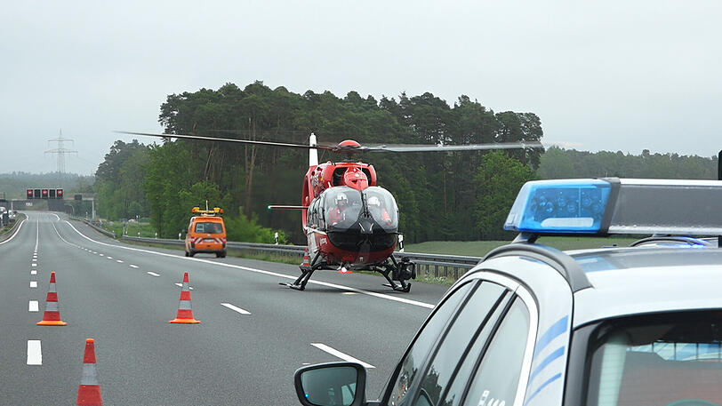 Ein Rettungshubschrauber landet auf der Autobahn aber die Ärzte können für den Verunfallten nichts mehr tun.