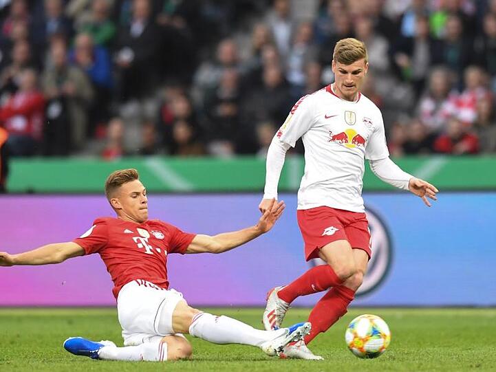 Bayerns Joshua Kimmich (l) und Leipzigs Timo Werner (r) kämpfen um den Ball.