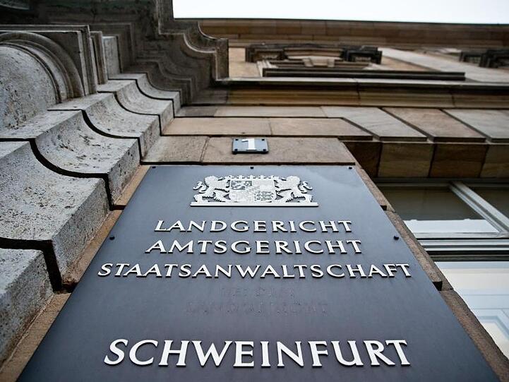 Landgericht, Amtsgericht, Staatsanwaltschaft sind am Eingang vom Landgericht Schweinfurt zu lesen. Foto: Daniel Karmann/dpa