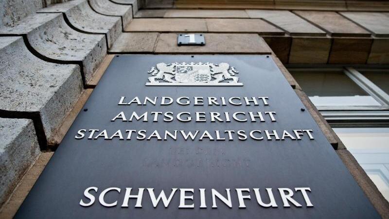 Landgericht, Amtsgericht, Staatsanwaltschaft sind am Eingang vom Landgericht Schweinfurt zu lesen. Foto: Daniel Karmann/dpa Landgericht, Amtsgericht, Staatsanwaltschaft sind am Eingang vom Landgericht Schweinfurt zu lesen. Foto: Daniel Karmann/dpa