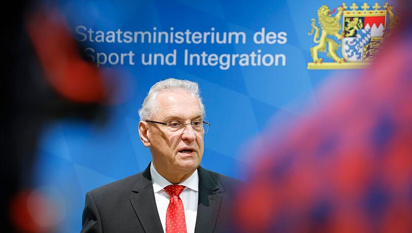 Bayerns Innenminister Joachim Herrmann (r, CSU) spricht in einer Pressekonferenz.