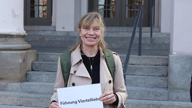 Astrid Neubert lebt seit 25 Jahren im Gärtnerplatzviertel. Für das Referat für Arbeit und Wirtschaft bietet sie die neue Viertelliebe-Führung Glockenbachviertel an. Treffpunkt ist vor der Treppe des Gärtnerplatztheaters.