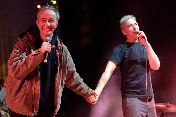 Jan Böhmermann (l) und Olli Schulz haben für ihren Podcast "Fest und Flauschig" einen Award vom Musikstreamingdienst Spotify für mehr als 500 Millionen Streams erhalten. Jan Böhmermann (l) und Olli Schulz haben für ihren Podcast "Fest und Flauschig" einen Award vom Musikstreamingdienst Spotify für mehr als 500 Millionen Streams erhalten.