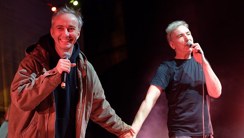 Jan Böhmermann (l) und Olli Schulz haben für ihren Podcast "Fest und Flauschig" einen Award vom Musikstreamingdienst Spotify für mehr als 500 Millionen Streams erhalten. Jan Böhmermann (l) und Olli Schulz haben für ihren Podcast "Fest und Flauschig" einen Award vom Musikstreamingdienst Spotify für mehr als 500 Millionen Streams erhalten.