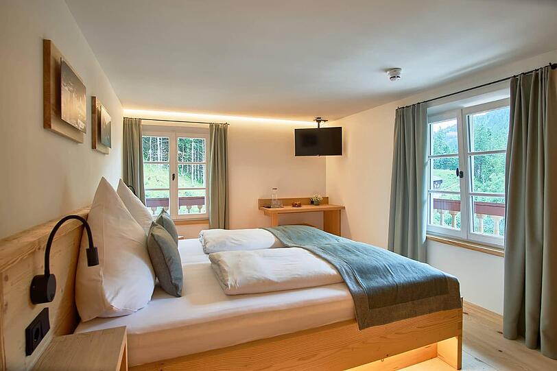 So sehen die frisch renovierten Zimmer im Forsthaus Valepp aus. Aktuell können hier keine Gäste empfangen werden. So sehen die frisch renovierten Zimmer im Forsthaus Valepp aus. Aktuell können hier keine Gäste empfangen werden.