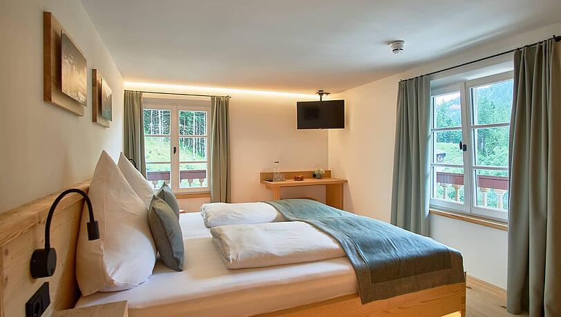 So sehen die frisch renovierten Zimmer im Forsthaus Valepp aus. Aktuell können hier keine Gäste empfangen werden. So sehen die frisch renovierten Zimmer im Forsthaus Valepp aus. Aktuell können hier keine Gäste empfangen werden.