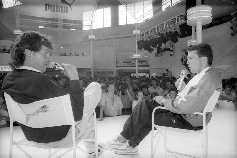 Umgeben von Neugierigen und damals modernster Technik: Lothar Matthäus (r.) im Interview mit von Herbert Gogel im Jahr 1990. Umgeben von Neugierigen und damals modernster Technik: Lothar Matthäus (r.) im Interview mit von Herbert Gogel im Jahr 1990.
