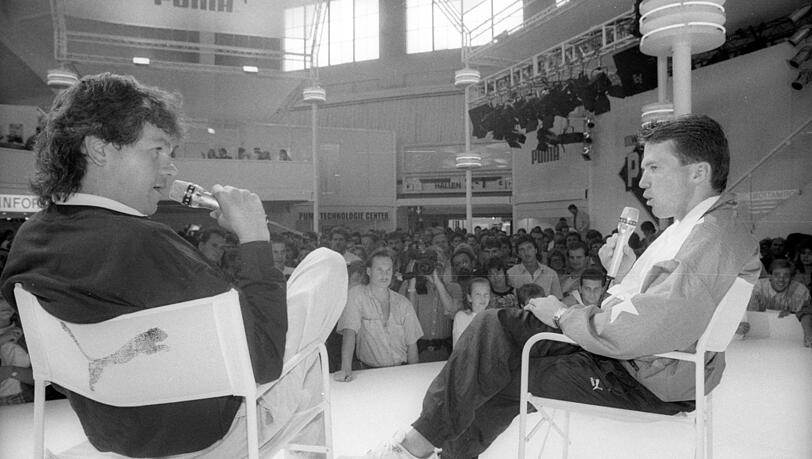 Umgeben von Neugierigen und damals modernster Technik: Lothar Matthäus (r.) im Interview mit von Herbert Gogel im Jahr 1990.