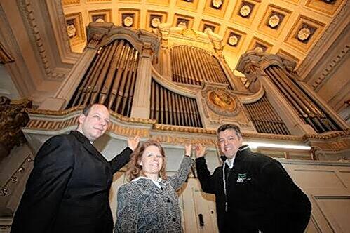 Jeden Tag im Einsatz: Die sanierungsbedürftige Orgel von St. Elisabeth mit Pater Damian Hungs , Organistin Sonja Mayer und Orgelbauer Johannes Führer (von links)