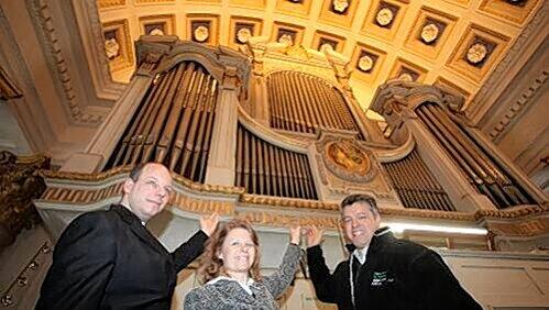Jeden Tag im Einsatz: Die sanierungsbedürftige Orgel von St. Elisabeth mit Pater Damian Hungs , Organistin Sonja Mayer und Orgelbauer Johannes Führer (von links) Jeden Tag im Einsatz: Die sanierungsbedürftige Orgel von St. Elisabeth mit Pater Damian Hungs , Organistin Sonja Mayer und Orgelbauer Johannes Führer (von links)