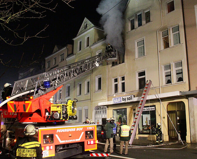 Das Haus in Hof in der Nacht zum Mittwoch: Ín der Zwei-Zimmer-Wohnung im zweiten Stock verbrannte eine Frau und ein kleiner Hund.