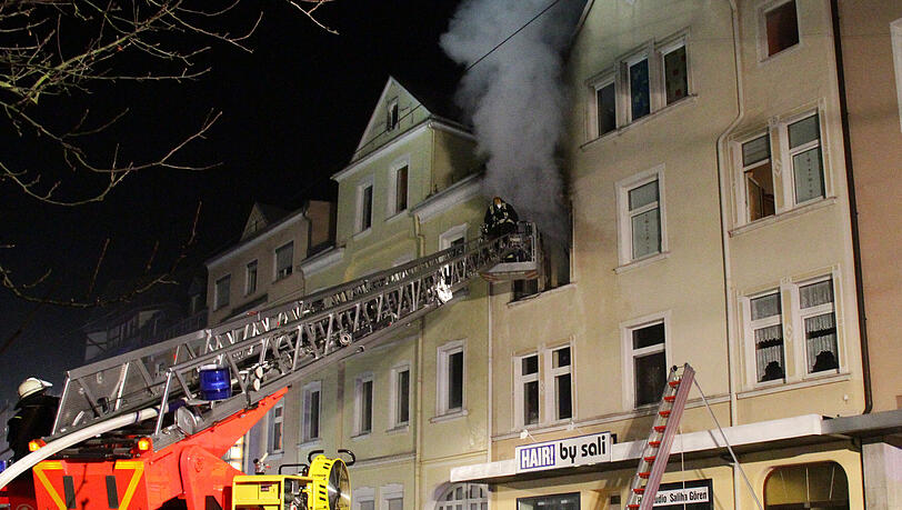 Das Haus in Hof in der Nacht zum Mittwoch: Ín der Zwei-Zimmer-Wohnung im zweiten Stock verbrannte eine Frau und ein kleiner Hund. Das Haus in Hof in der Nacht zum Mittwoch: Ín der Zwei-Zimmer-Wohnung im zweiten Stock verbrannte eine Frau und ein kleiner Hund.