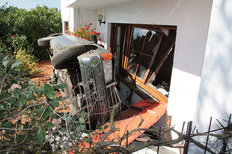 Ein kleiner Hügel als Sprungschanze: Mercedes-Fahrerin fliegt gegen Terrassenfenster.