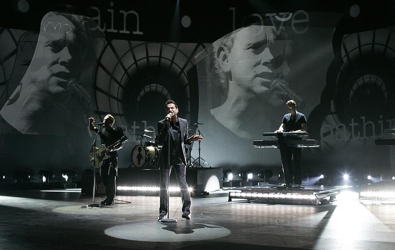 31- Jahre zusammen und immer noch hochexplosiv. Die Band Depeche Mode, die mit ihrem Synthie-Pop die Musik nachhaltig geprägt haben, kommt im Juni nach München. Die Bilder von vergangenen Konzerten und Aktionen.