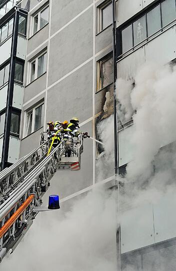20 Tage später steht ein Zimmer in der Candidstraße in Flammen. Bis ins Treppenhaus dringt starker Rauch. Zwei Personen werden über Fluchthauben ins Freie gebracht, insgesamt fünf kommen wegen leichter Rauchgasvergiftung ins Krankenhaus. Der Schaden: geschätzte 150.000 Euro.