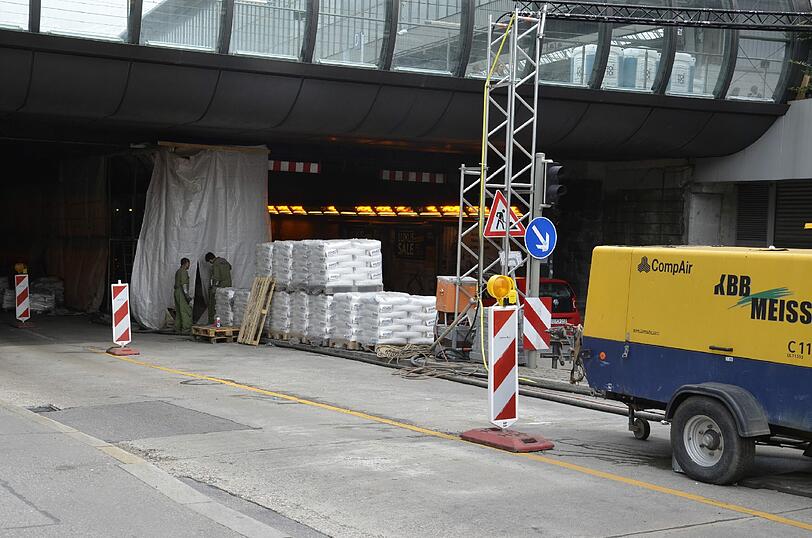 Paul-Heyse-Unterführung: Noch 2 Wochen. Laut, lauter, Paul-Heyse-Unterführung. Im Tunnel unter den Gleisen des Starnberger Flügelbahnhofs erneuert die Deutsche Bahn die Statik der alten Brücke. Ein Fahrstreifen in beide Richtungen fällt weg. Doch der Stau ist bei Weitem nicht das Schlimmste: Da die Arbeiter mit Hochdruck-Sandstrahlern an den Trägern werkeln, herrscht ein unerträglicher Geräuschpegel im Tunnel. Vor allem auf dem Fahrrad oder im Cabrio schreit das Trommelfell um Gnade. Schluss mit dieser Qual soll aber noch vor der Wiesn sein. Endlich.