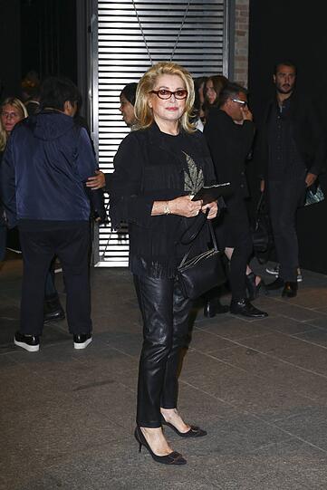 Catherine Deneuve bei Yves Saint Laurent.