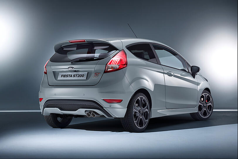 Doppelauspuff und Diffusor, Dachspoiler und eine Sonderlackierung: der Fiesta ST200 in der Heckansicht.