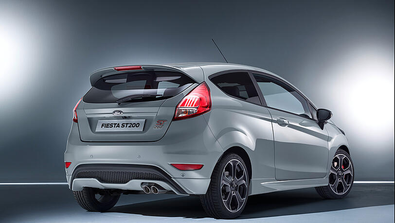 Doppelauspuff und Diffusor, Dachspoiler und eine Sonderlackierung: der Fiesta ST200 in der Heckansicht. Doppelauspuff und Diffusor, Dachspoiler und eine Sonderlackierung: der Fiesta ST200 in der Heckansicht.