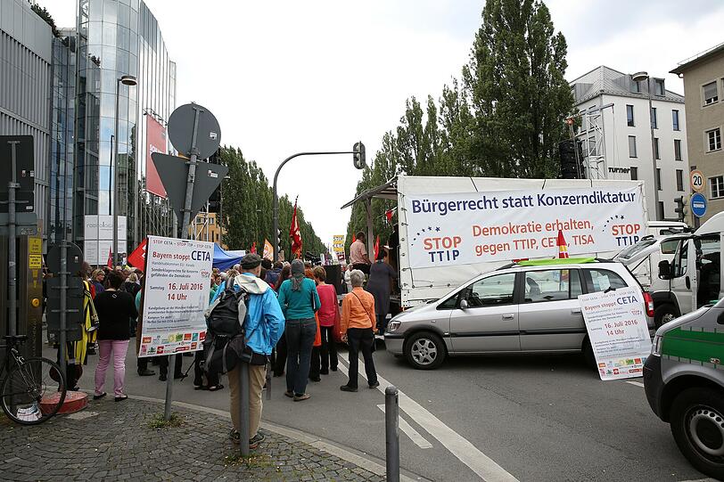Friedliche Demo an der Münchner Freiheit gegen das Freihandelabkommen Ceta.