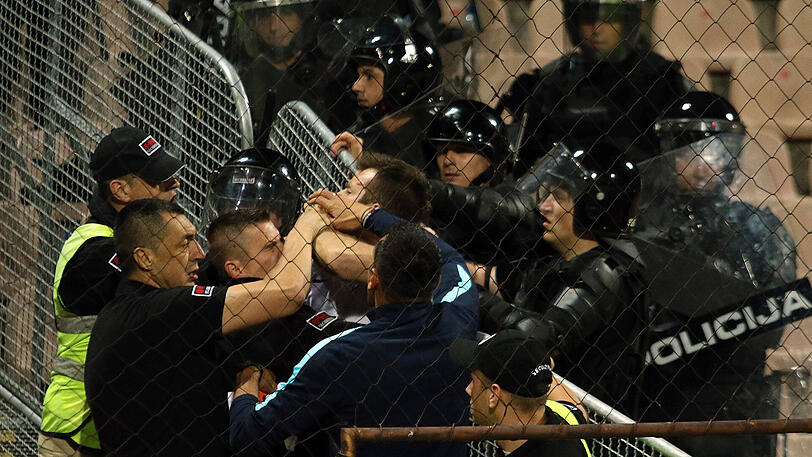 Während der Begegnung lieferten sich griechische Fans darüber hinaus Auseinandersetzungen mit der Polizei.