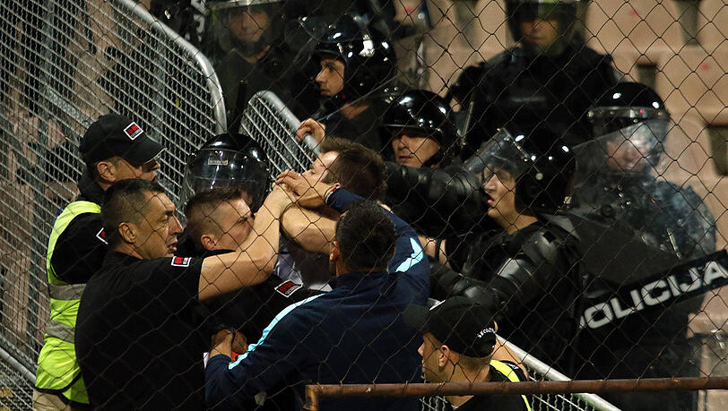 Während der Begegnung lieferten sich griechische Fans darüber hinaus Auseinandersetzungen mit der Polizei.