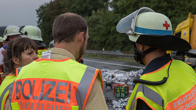 Die A9 ist ein einziges Schlachtfeld: Unzählige Bierdosen liegen nach dem Unfall auf der Fahrbahn verteilt. Beide Lkw-Fahrer kamen mit schwersten Verletzungen ins Krankenhaus.