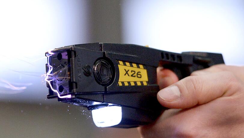 Mit einem Elektroschocker bewaffnet beklauten zwei 17-jährige einen anderen Jugendlichen . (Symbolbild)