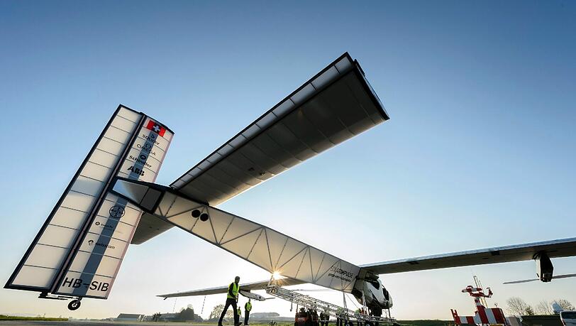 Das experimentelle Flugzeug 'Solar Impulse 2' steht während Solargenerator-Tests auf einem Flugplatz im schweizerischen Payerne. Der Riese mit 72 Meter Spannweite soll das erste rein solarbetriebene Flugzeug werden. Das experimentelle Flugzeug 'Solar Impulse 2' steht während Solargenerator-Tests auf einem Flugplatz im schweizerischen Payerne. Der Riese mit 72 Meter Spannweite soll das erste rein solarbetriebene Flugzeug werden.