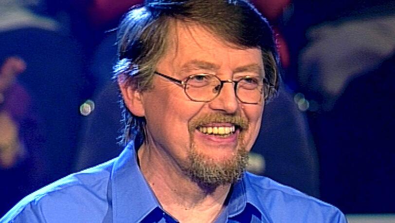 2. Dezember 2000: Prof. Eckhard Freise gewinnt eine Million Mark. Die Millionenfrage: "Mit wem stand Edmund Hillary 1953 auf dem Gipfel des Mount Everest?" (Richtige Antwort: Tenzing Norgay.) Freise hat von dem Gewinn eine Doppelhaushälfte gekauft und den Rest gespendet. 2. Dezember 2000: Prof. Eckhard Freise gewinnt eine Million Mark. Die Millionenfrage: "Mit wem stand Edmund Hillary 1953 auf dem Gipfel des Mount Everest?" (Richtige Antwort: Tenzing Norgay.) Freise hat von dem Gewinn eine Doppelhaushälfte gekauft und den Rest gespendet.