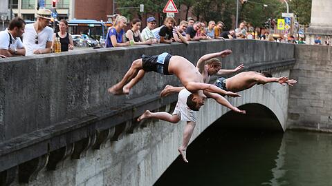Sychronspringen? Naja, nicht ganz. Aber auf Haltungsnoten kommt&rsquo;s an der Ludwigsbrücke auch weniger an.