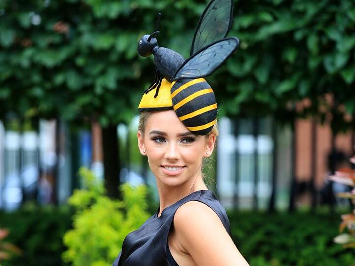 Schwarz-gelber Bienen-Look in Ascot.
