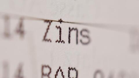 Immer mehr Kreditinstitute führen Strafzinsen für Sparer ein.