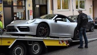 Einer der beschlagnahmten Sportwagen wird abgeschleppt.