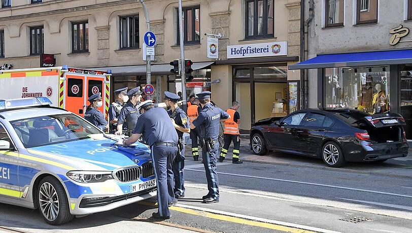 Der BMW war in die Fassade der Hofpfisterei-Filiale gekracht.