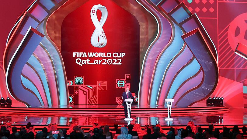Fifa-Präsident Gianni Infantino spricht zu Beginn der Auslosung auf der Bühne.
